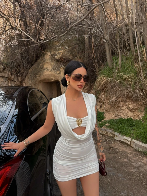 Beyaz Göğüs Aksesuarlı Degaje Elbise