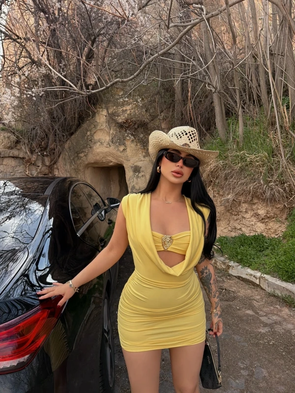 Sarı Göğüs Aksesuarlı Degaje Elbise
