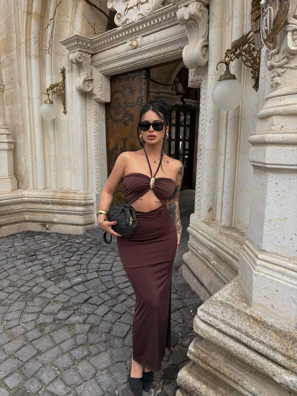 Kahve Göğüs Aksesuarlı Maxi Elbise