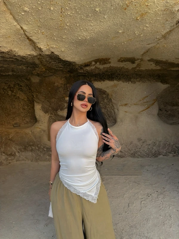 Beyaz Asimetrik Güpürlü Bluz