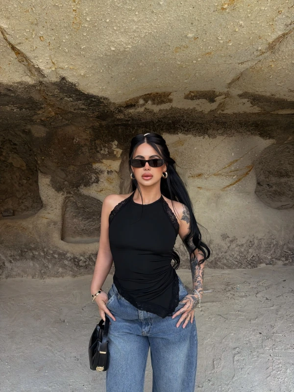 Siyah Asimetrik Güpürlü Bluz