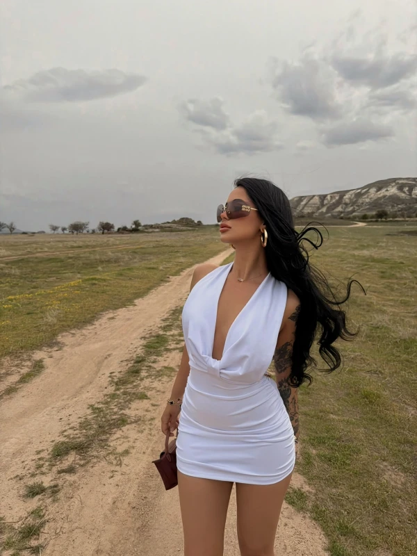 Beyaz Sırt Zincirli Dekolte Elbise