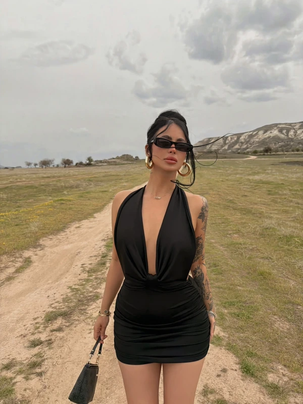 Siyah Sırt Zincirli Dekolte Elbise