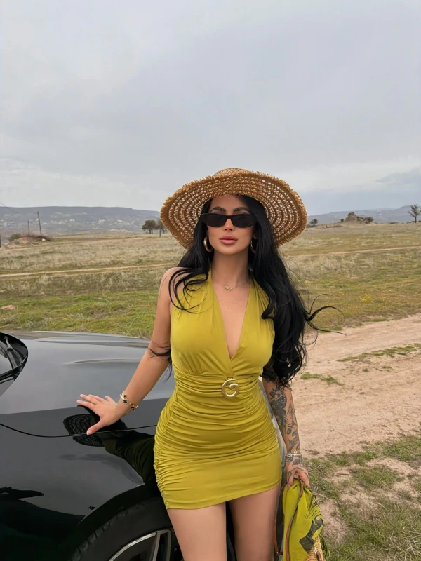 Yağ Yeşili Boyundan Bağlamalı Tokalı Elbise