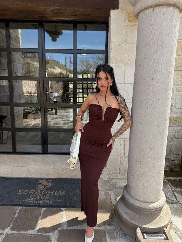 Kahve Yaka Aksesuarlı Straplez Elbise