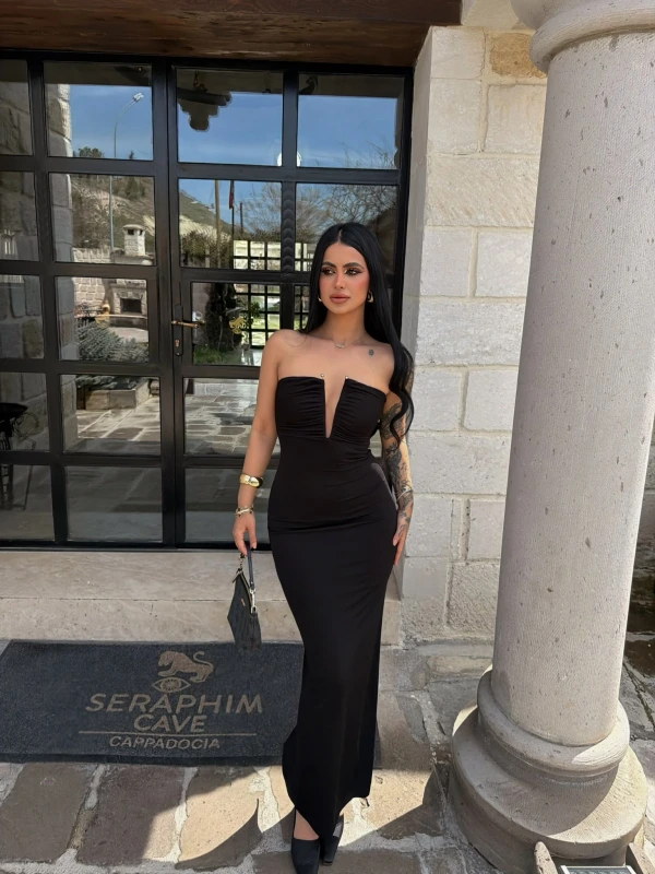 Siyah Yaka Aksesuarlı Straplez Elbise