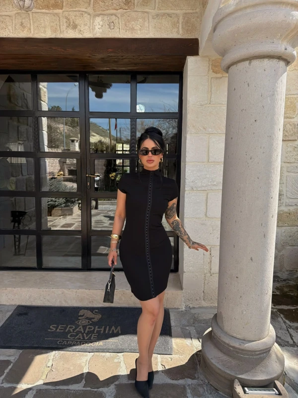 Yüksek Yaka Kancalı Elbise