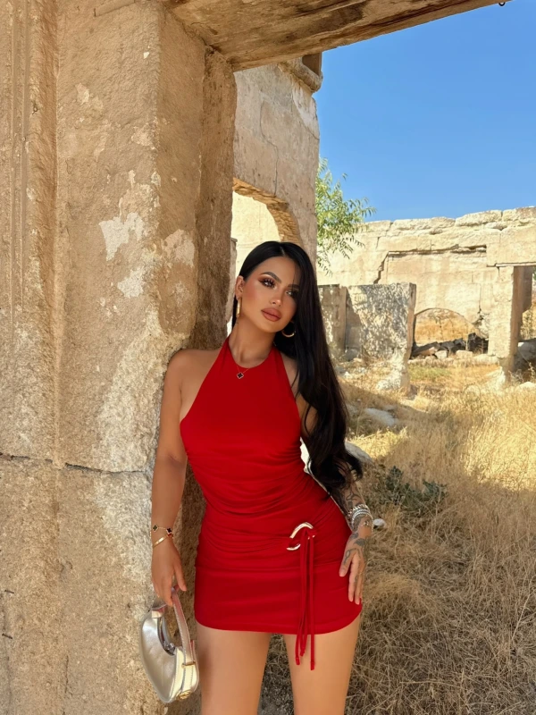 Kırmızı Yanı Tokalı Büzgülü Elbise