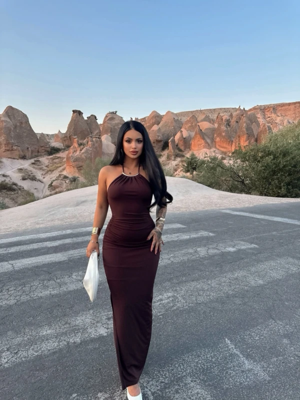 Kahve Halter Yaka Aksesuarlı Elbise