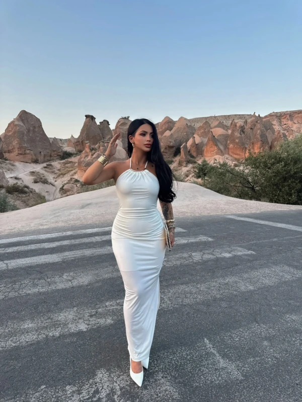 Beyaz Halter Yaka Aksesuarlı Elbise