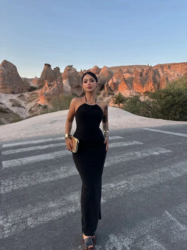 Siyah Halter Yaka Aksesuarlı Elbise