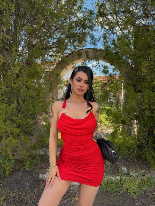 Kırmızı Tokalı Sırt Çapraz Büzgülü Elbise