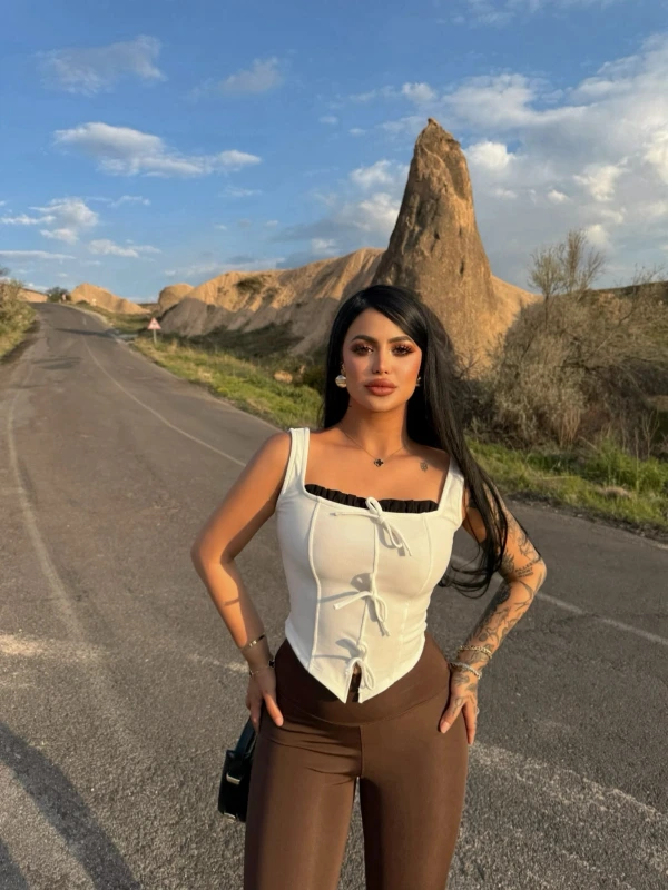 Beyaz Göğüs Bağcıklı Biyeli Crop