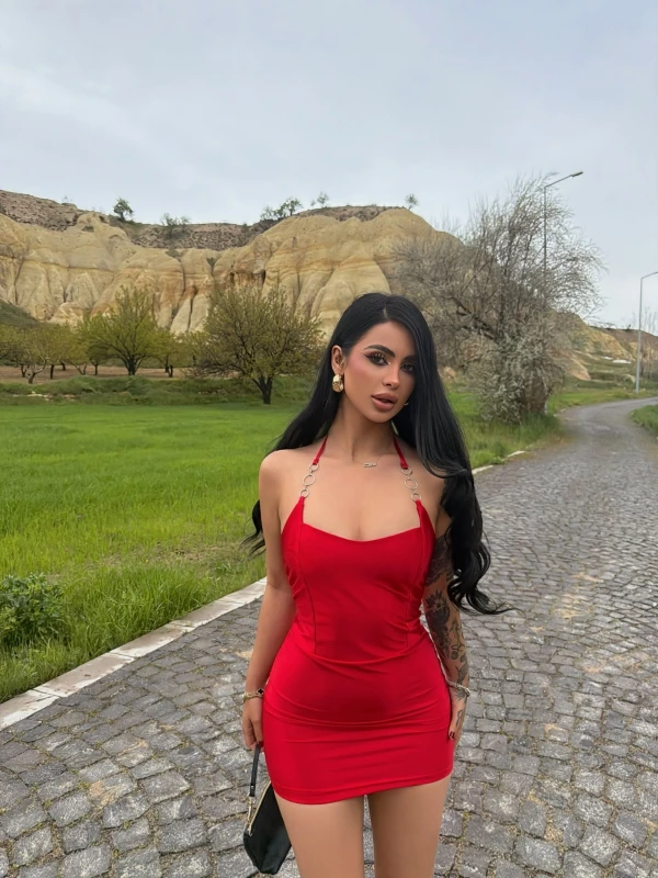 Kırmızı Aksesuarlı Mini Saten Elbise