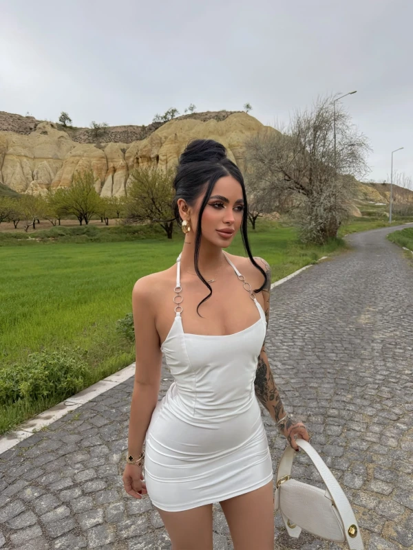 Beyaz Aksesuarlı Mini Saten Elbise