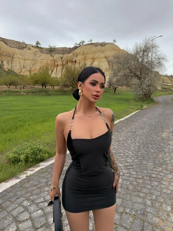 Siyah Aksesuarlı Mini Saten Elbise
