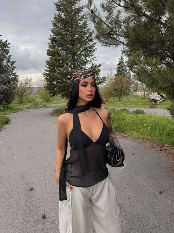 Siyah Boyun Fularlı Tül Bluz
