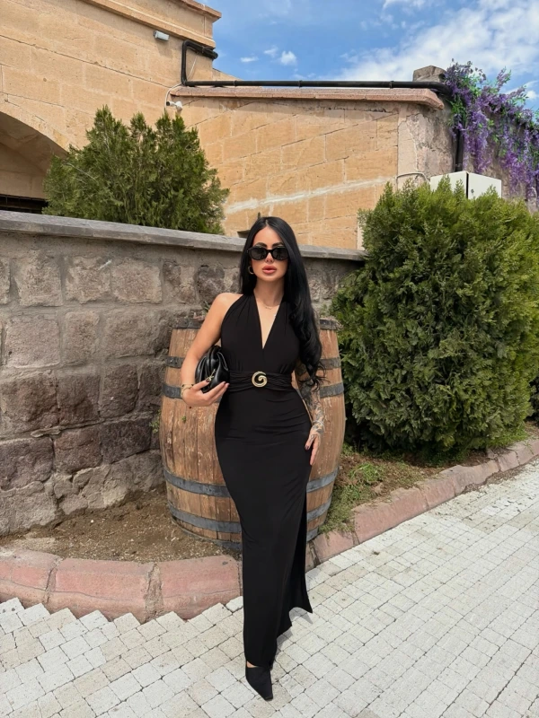 Siyah Boyundan Bağlamalı Aksesuarlı Elbise