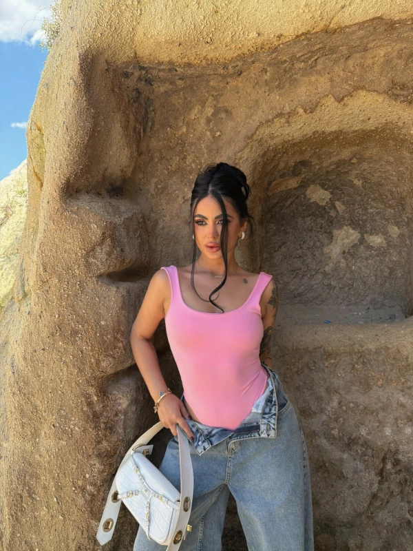 Pembe Sırt Dekolte Bodysuit
