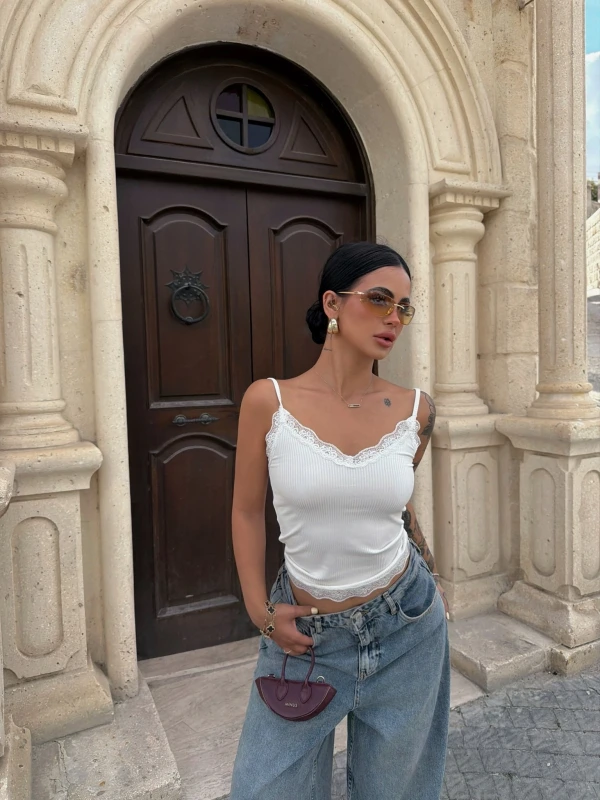 Beyaz Dantel Detaylı Fitilli Bluz