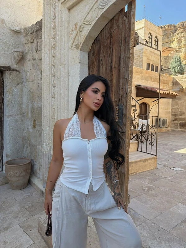 Beyaz Düğmeli Boyun Güpürlü Crop