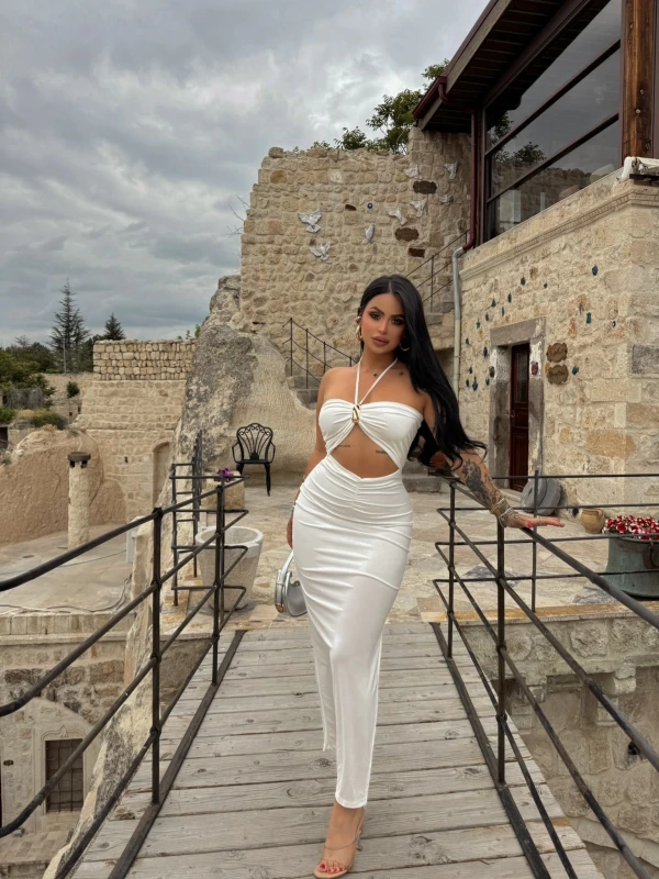 Beyaz Göğüs Aksesuarlı Maxi Elbise