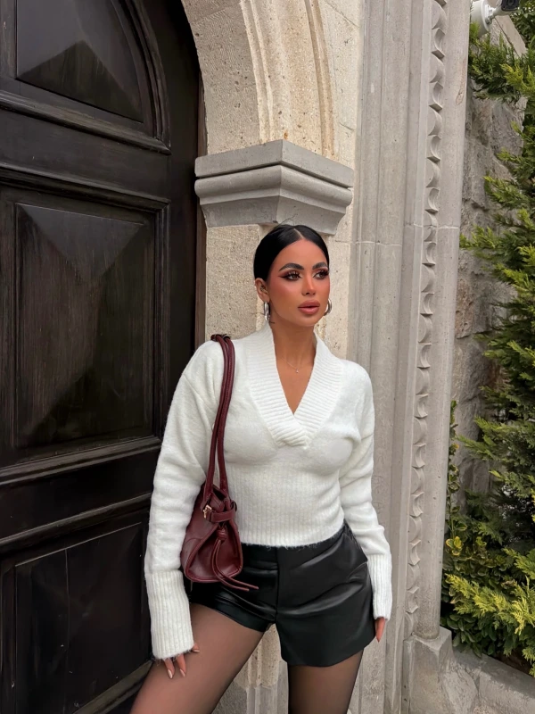 Beyaz Kruvaze Crop Triko Kazak