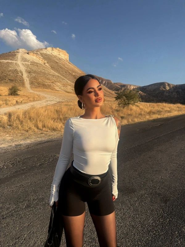 Beyaz Omuz Tokalı Sandy Crop