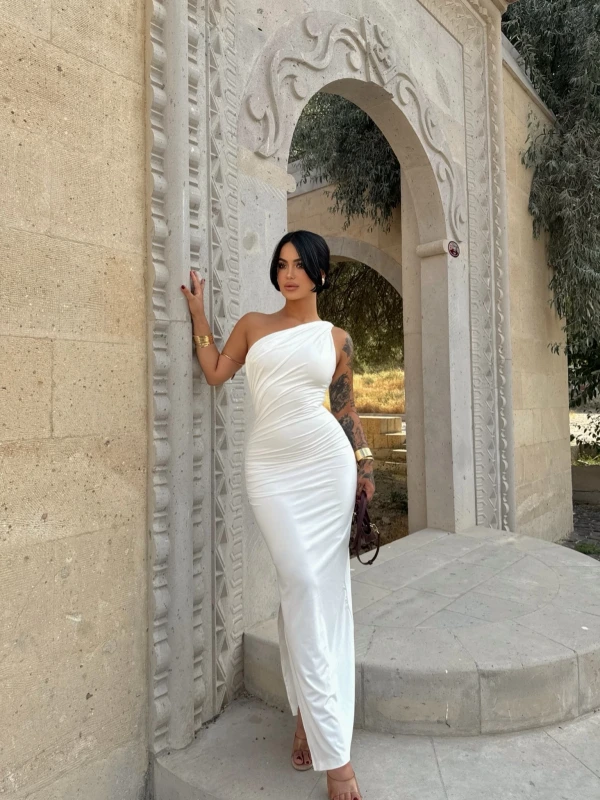 Beyaz Tek Kol Büzgülü Long Elbise