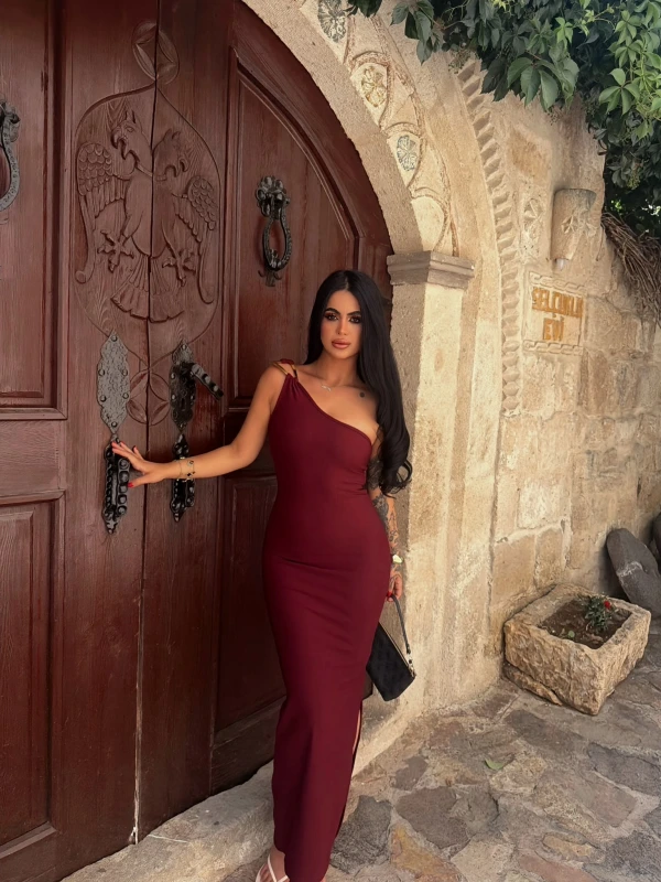 Bordo Omuz Tokalı Tek Yırtmaçlı Elbise