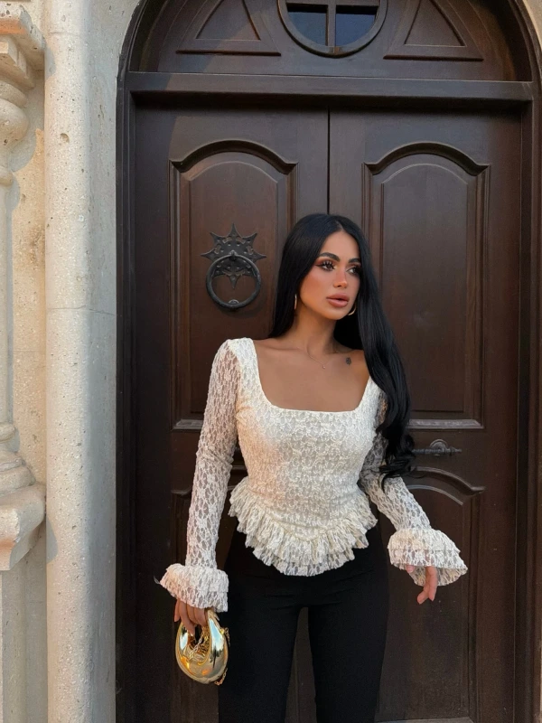 Ekru Kare Yaka Güpürlü Peplum Bluz
