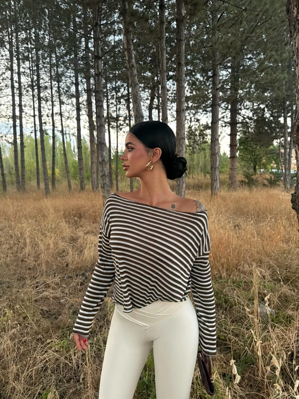 Kahve Çizgili Kayık Yaka Bluz