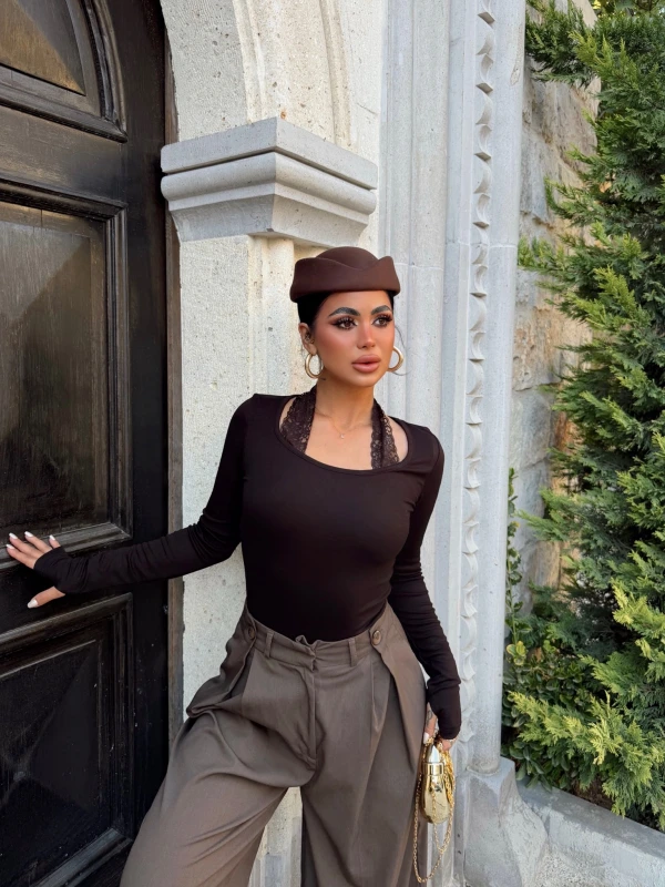 Kahve Dantel Detaylı Kare Yaka Bluz