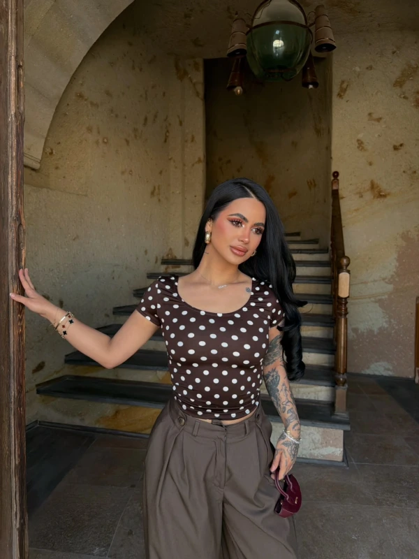 Kahve Kare Yaka Puantiyeli Bluz