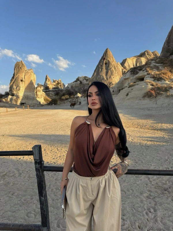 Kahve Nova Aksesuarlı Bluz