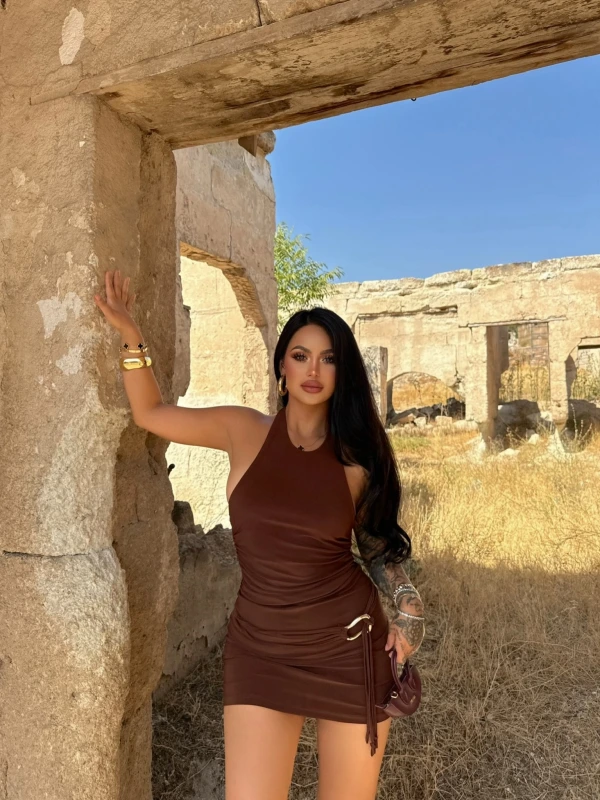 Kahve Yanı Tokalı Büzgülü Elbise