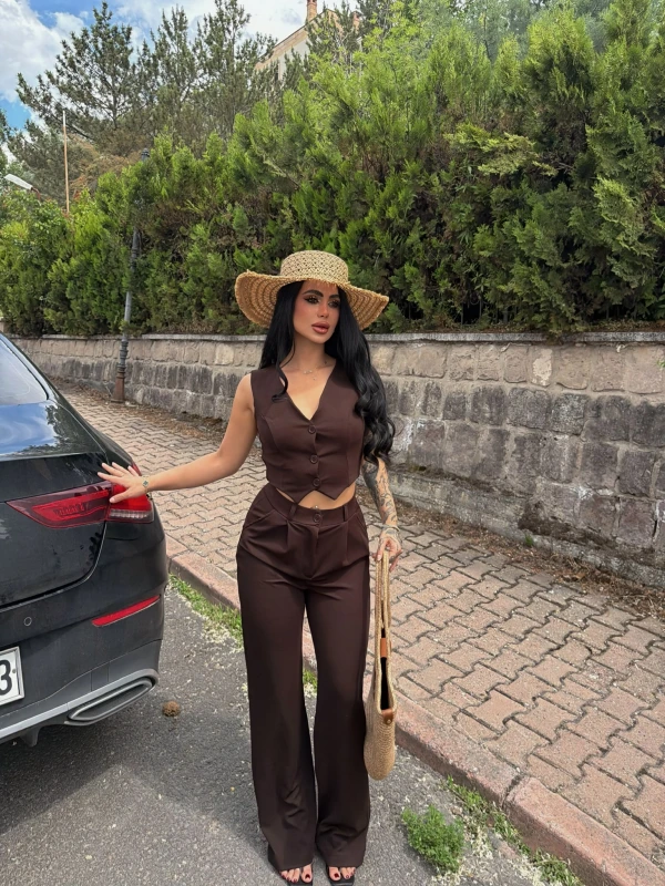 Kahve Yelekli Düğmeli İkili Takım