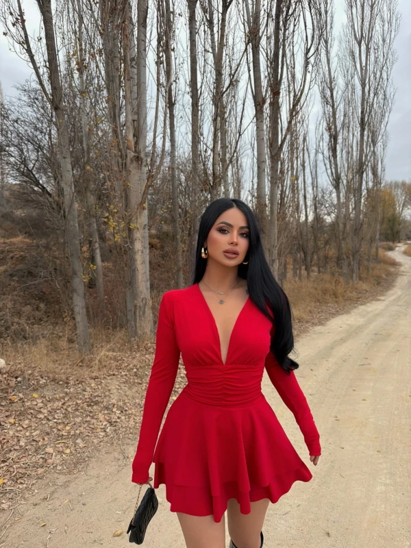 Kırmızı Göğüs Drapeli Şortlu Elbise