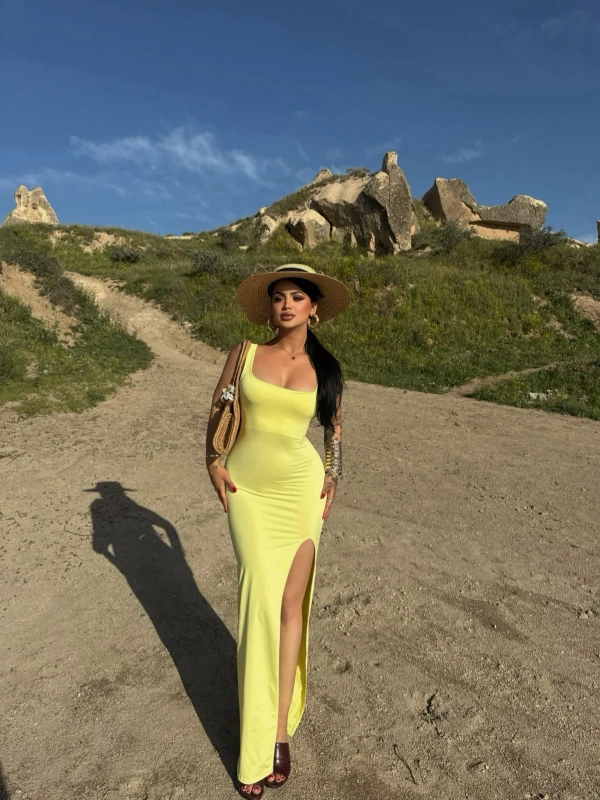 Sarı Tek Yırtmaçlı Kalın Askılı Elbise