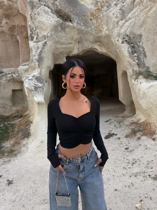 Siyah Aden Büzgülü Crop Bluz