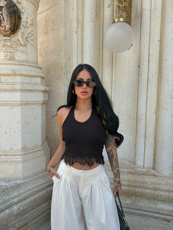Siyah Boyundan Geçmeli Dantelli Crop