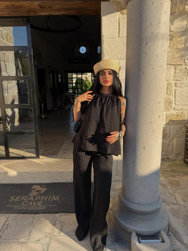 Siyah Capri Boyundan Geçmeli Takım