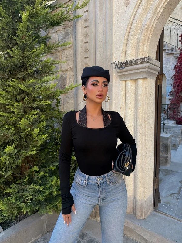 Siyah Dantel Detaylı Kare Yaka Bluz