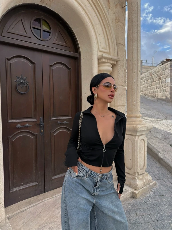 Siyah Fermuarlı Dik Yaka Crop