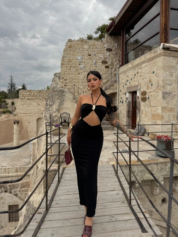 Siyah Göğüs Aksesuarlı Maxi Elbise