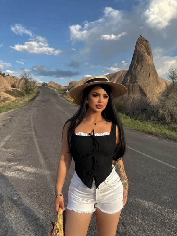 Siyah Göğüs Bağcıklı Biyeli Crop