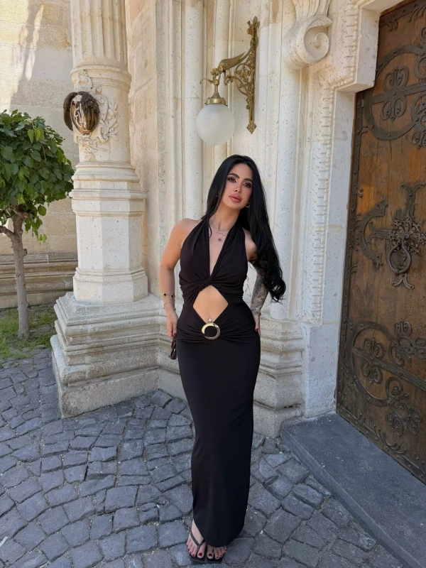 Siyah Göğüs Burgulu Aksesuarlı Elbise