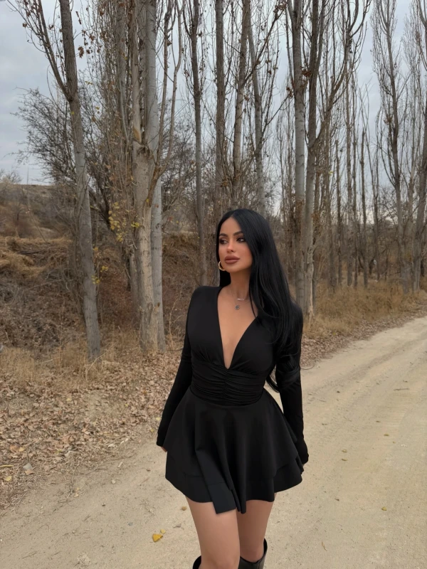 Siyah Göğüs Drapeli Şortlu Elbise