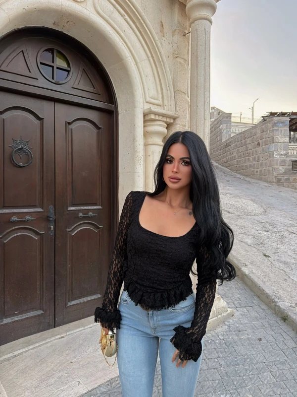 Siyah Kare Yaka Güpürlü Peplum Bluz