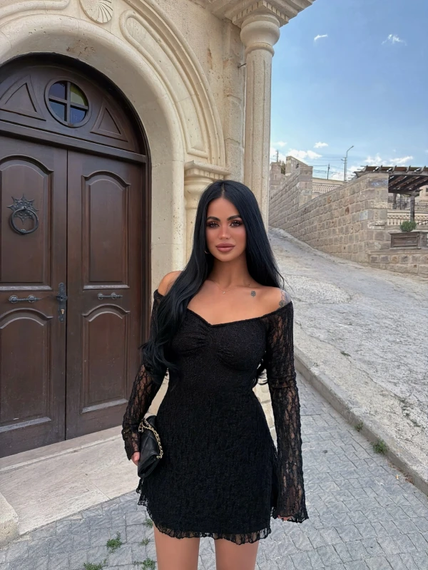 Siyah Kayık Yaka Güpürlü Elbise